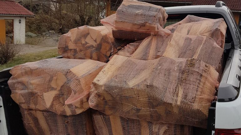 Bil lastet med vedsekker