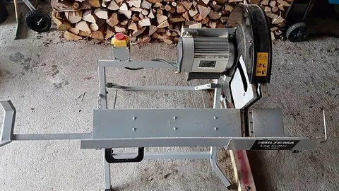 Sag med vedstabel bak